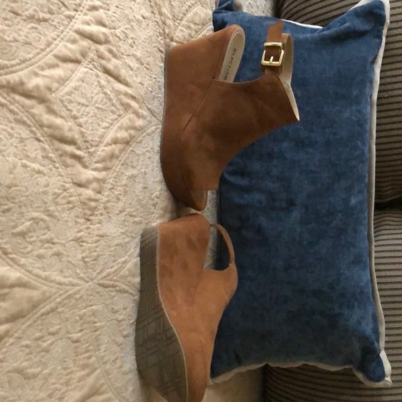 Ladies Kenneth Cole Shoes - Picture 3 of 3